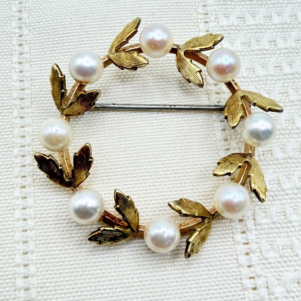 Vintage Krementz Circle Wreath Leaves Gold Tone Brooch w/ Cultured Pearls 1.25